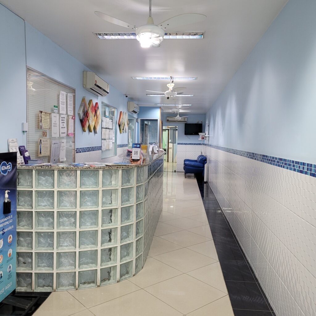 Foto da Recepção do Consultório Materno Infantil com tons de azul e branco